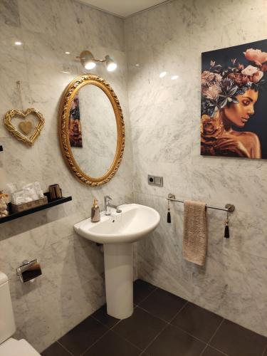 y baño con lavabo y espejo. en El Rincón de Arles, en Jerez de la Frontera