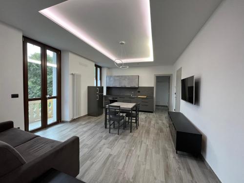 sala de estar con mesa y sillas y cocina en Appartamenti Dora Baltea en Ivrea