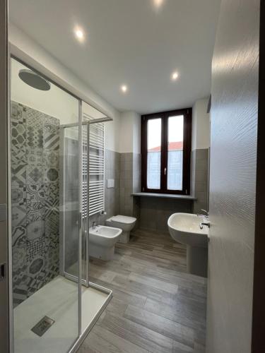 伊夫雷亞的住宿－Appartamenti Dora Baltea，带淋浴、卫生间和盥洗盆的浴室