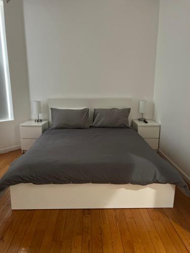 ein Schlafzimmer mit einem großen Bett mit zwei Nachttischen in der Unterkunft Adorable 2 bedroom with free street parking in Chicago