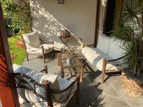 un patio con varias sillas, una mesa y una mesa en Habitación Matrimonial con baño privado en Santiago