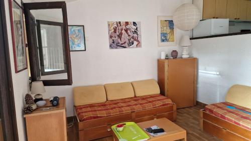 un salon avec un canapé et une table dans l'établissement Villa Terra Bella, à Grosseto-Prugna