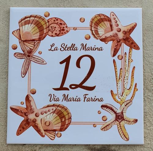 une invitation de mariage avec des coquillages et une pieuvre dans l'établissement La Stella Marina, à Bari Sardo