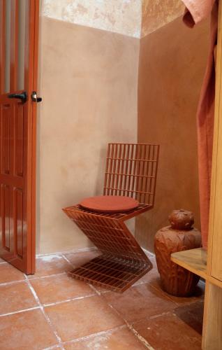 a wicker chair sitting in a corner of a room at Jr-Kiyo Estudios in Oaxaca City