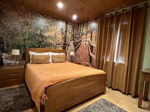 1 dormitorio con 1 cama con una pintura en la pared en Casa do Telheiro, en Sabugueiro