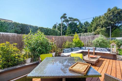 d'une terrasse avec une table et des chaises dans l'arrière-cour. dans l'établissement Appart standing Btz Anglet plage, à Anglet