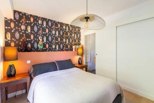 - une chambre avec un lit et un mur avec une photo dans l'établissement Appart standing Btz Anglet plage, à Anglet