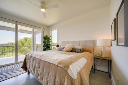 Un dormitorio con una cama grande y una ventana grande. en Chic House in Spring Branch with Lush Outdoor Space!, en Spring Branch