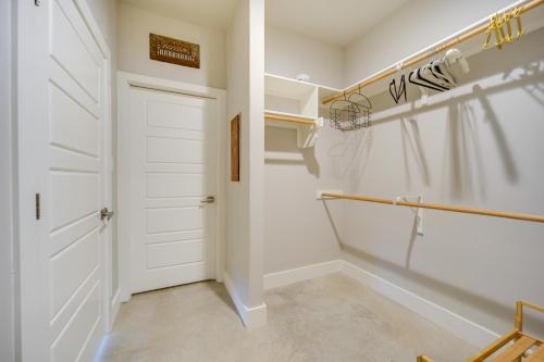 Un vestidor con una puerta blanca en Chic House in Spring Branch with Lush Outdoor Space!, en Spring Branch