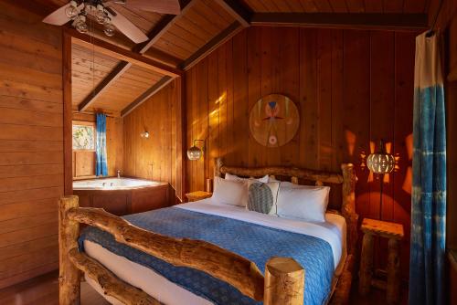 Postel nebo postele na pokoji v ubytování Ojai Rancho Inn