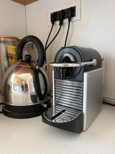 Kemudahan buat kopi dan teh di Mountain Vista Apartment
