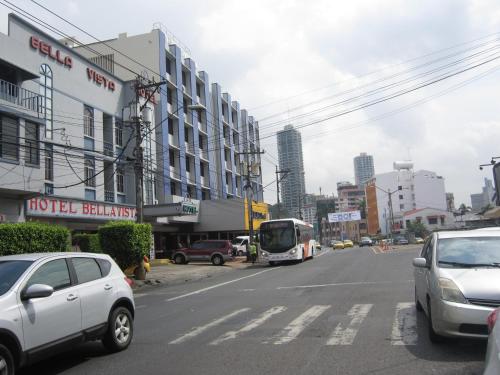 una calle de la ciudad con coches y un autobús en la carretera en Hotel Bella Vista, en Panamá