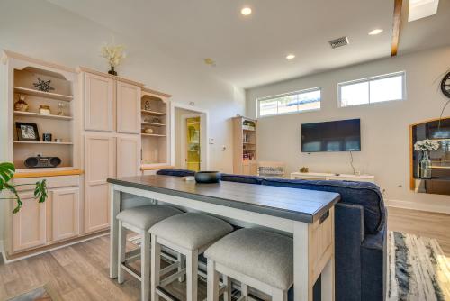 Η κουζίνα ή μικρή κουζίνα στο Luxe Pasadena Casita with Fireplace and Grill