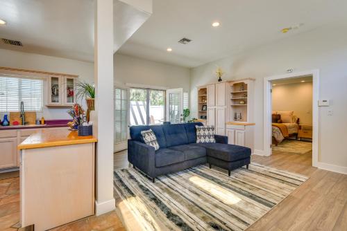 Χώρος καθιστικού στο Luxe Pasadena Casita with Fireplace and Grill