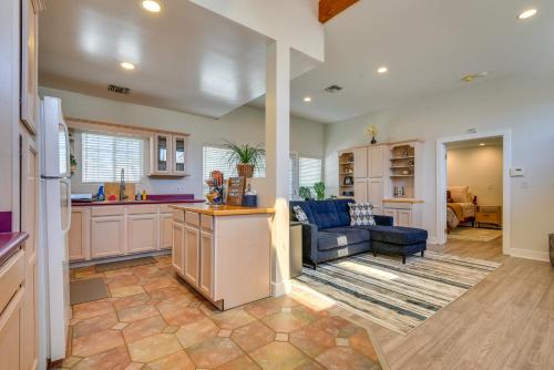 Η κουζίνα ή μικρή κουζίνα στο Luxe Pasadena Casita with Fireplace and Grill