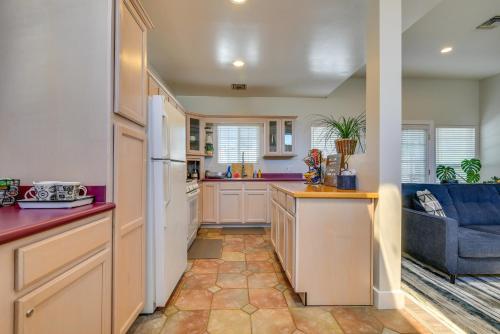Η κουζίνα ή μικρή κουζίνα στο Luxe Pasadena Casita with Fireplace and Grill