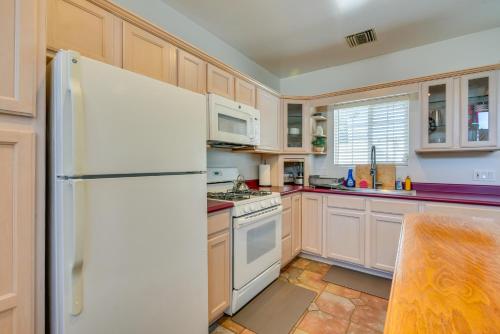 Η κουζίνα ή μικρή κουζίνα στο Luxe Pasadena Casita with Fireplace and Grill