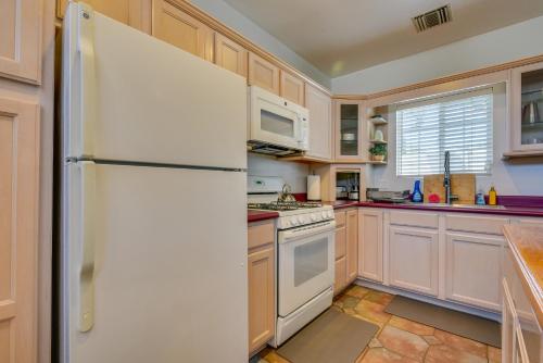 Η κουζίνα ή μικρή κουζίνα στο Luxe Pasadena Casita with Fireplace and Grill