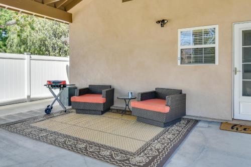 Χώρος καθιστικού στο Luxe Pasadena Casita with Fireplace and Grill