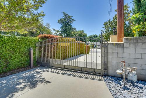 Κήπος έξω από το Luxe Pasadena Casita with Fireplace and Grill