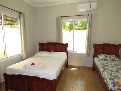 - 2 lits dans une chambre avec 2 fenêtres dans l'établissement Casa Mar e Dunas, à Icaraí
