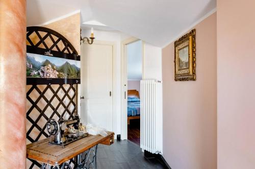 聖塞韋里諾盧卡諾的住宿－Oleandro Room，走廊上设有木桌