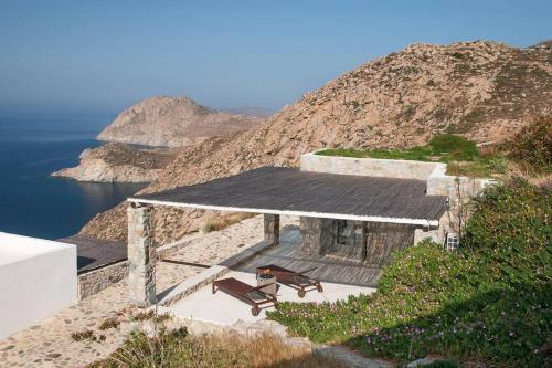 una casa en la cima de una colina junto al agua en Dreamy Cycladic Summer House 3, en Serifos Chora