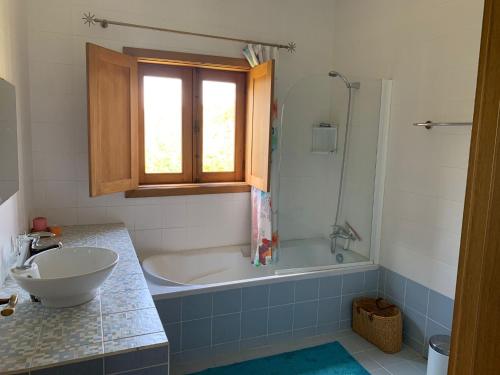 een badkamer met een bad en een wastafel bij Casa da Touça in Celorico de Basto