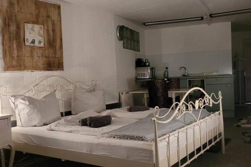 a bedroom with a white bed in a room at Villa Kunterbunt, W-Lan, Office in Leverkusen