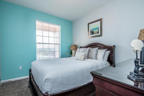 a bedroom with a bed and a window at Majestic Holiday in Orlando