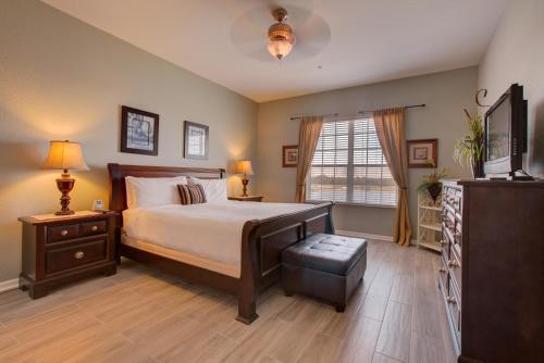 Lakeview Executive Penthouse في أورلاندو: غرفة نوم فيها سرير وتلفزيون