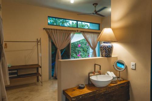 ein Bad mit einem Waschbecken und einem Fenster in der Unterkunft Casa Mia El Cuyo Eco Beach Boutique Hotel in El Cuyo