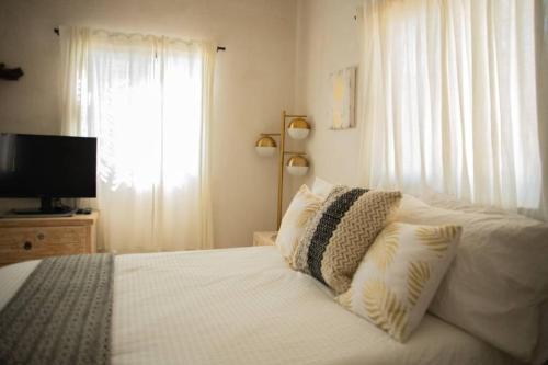 Letto o letti in una camera di Casa Pure Baja-Great for Families and Group Events!