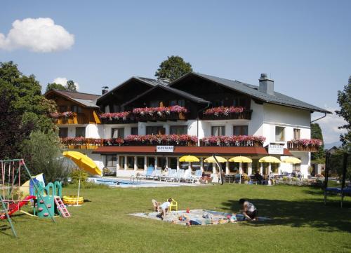 Bazén v ubytovaní Alpenbad alebo v jeho blízkosti