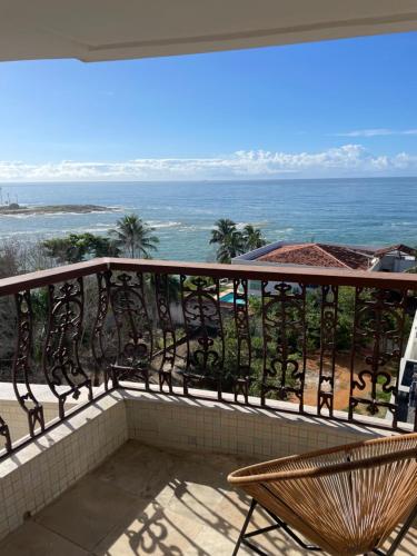 a balcony with a view of the ocean at Apartamento centro de Guarapari in Guarapari