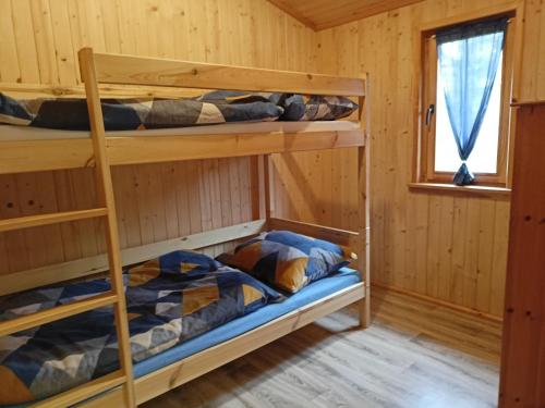 een kamer met 2 stapelbedden in een hut bij Domek 2 w Rancho Żnin in Żnin