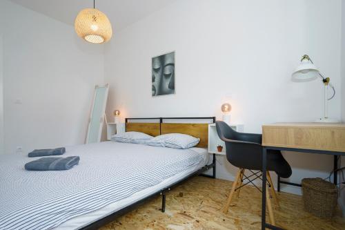 - une chambre avec un lit et un bureau dans l'établissement 4-star Apartments Bianco, à Kaštela