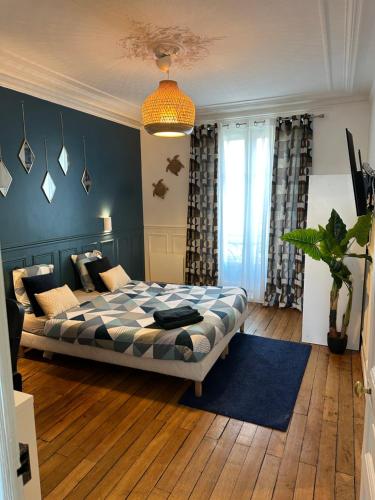 um quarto com uma cama e uma parede azul em L'Etoile Imani -Amazing apartment near Orly Airport em Villeneuve-Saint-Georges