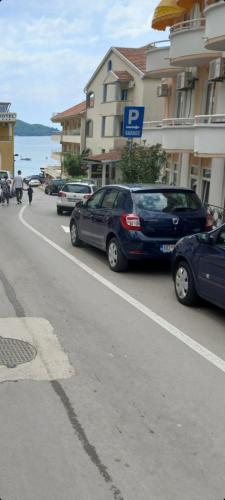 un grupo de coches estacionados al lado de una calle en Perovic 23, en Rafailovici