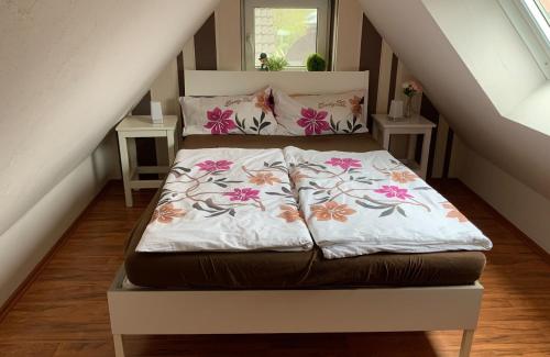 a bedroom with a bed with flowers on it at Ferienwohnung Halen Landkreis Cloppenburg 