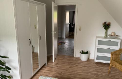 un pasillo con una puerta que conduce a una habitación en Ferienwohnung Halen Landkreis Cloppenburg, 