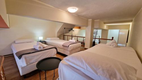 una camera d'albergo con due letti e uno specchio di PG Luxury Apartment a Kavala