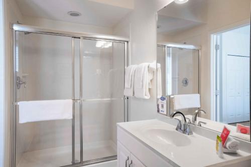 bagno bianco con doccia e lavandino di 3-Story Townhome at Vista Cay Resort a Orlando