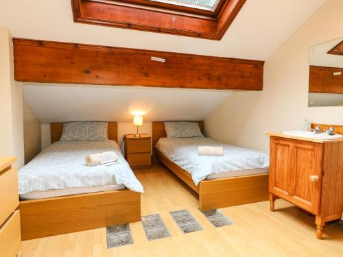 a bedroom with two beds and a sink at Amberleigh in Oakham