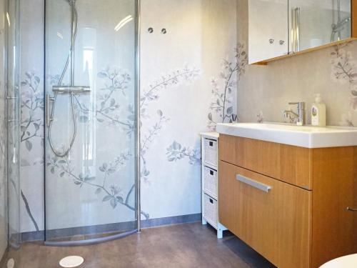 een badkamer met een douche en een wastafel bij Holiday home STRÖMSTAD III in Lommeland