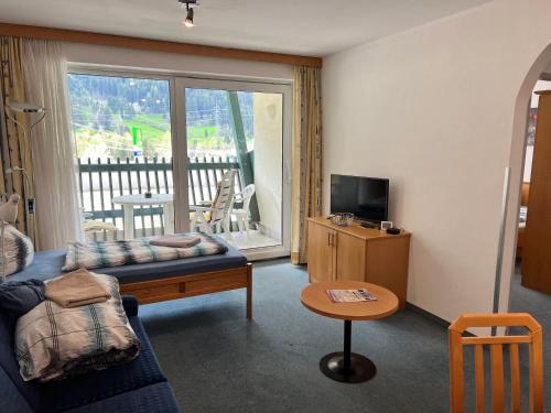 ein Wohnzimmer mit einem Sofa und einem Tisch in der Unterkunft Haus Gletscherblick in Flattach