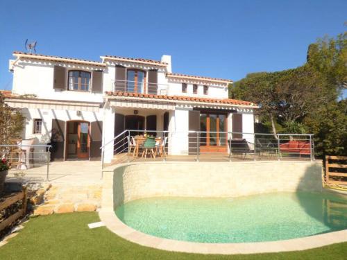 une maison avec une piscine devant une maison dans l'établissement L'Oasis, villa au calme, 400m plage à pied, à Saint-Aygulf