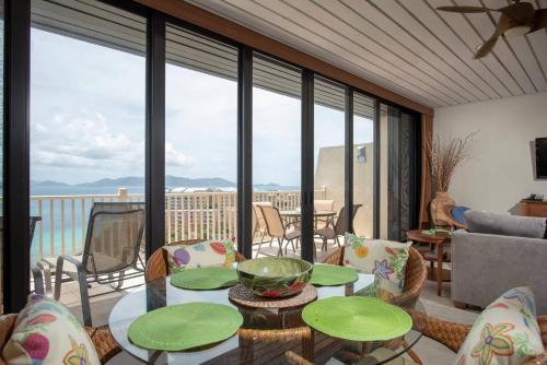 - un salon avec une table et des chaises dans l'établissement Point Pleasant Resort, à Nazareth