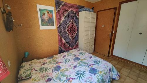 a bedroom with a bed with a colorful bedspread at Chambre dans villa in Chaffaut-Lagremuse