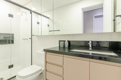 Ένα μπάνιο στο Duplex Incrível, 2 Quartos, varanda, 2 vagas Batel by UROOMS